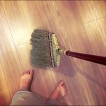 部屋のそうじは昔ながらのほうきがオススメ。思いたったら5分内行動で掃き清める